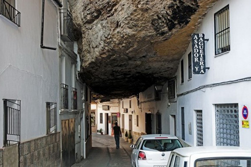 Еще один город в Европе затерялся к камнях