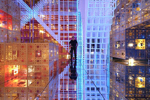 Французский дизайнер выстроил космическую комнату будущего