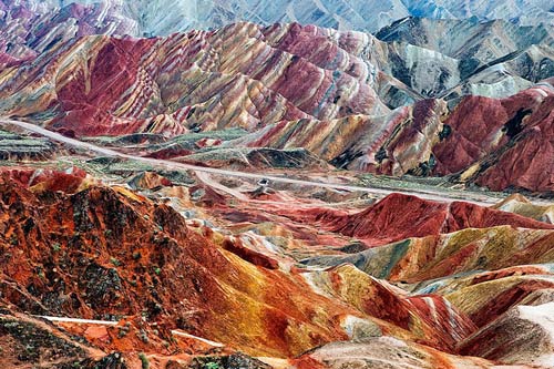Единственные в мире цветные скалы. Видео