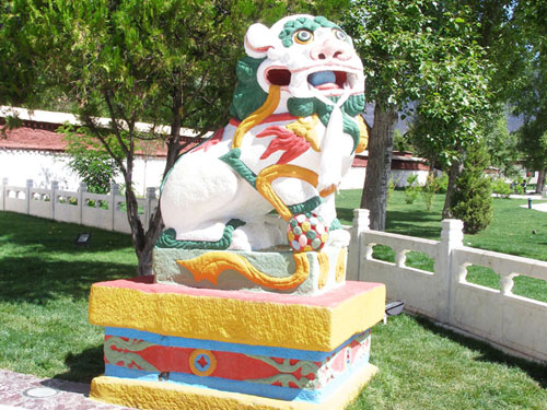 Перед входом установлены два тибетских снежных льва