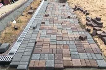 Как уложить тротуарную плитку вокруг своего дома