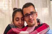 Женщина ищет сына, который работал в разбомбленном ТЦ в Кременчуге