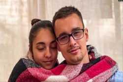 Женщина ищет сына, который работал в разбомбленном ТЦ в Кременчуге