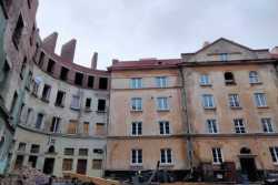 Львiв встановив вже 450 автентичних дерев'яних вiкон в пошкоджених будинках на Стрийськiй