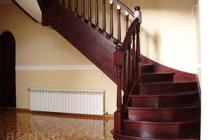 Самые распространенные типы деревянных лестниц в частных домах. Фото