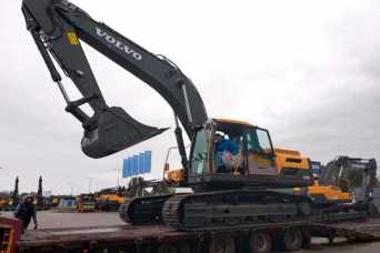 На горные дороги Карпат вышел мощный гусеничный экскаватор Volvo