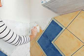 Правила покраски керамической плитки