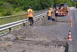 На Хмельниччинi ремонтують шляхопровiд через залiзницю