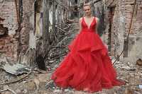 Выпускница с фотографии среди руин школы в Харькове дала интервью