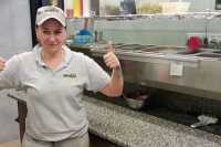 Яна из Черкасс готовит пиццу в Вильнюсе