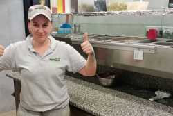 Яна из Черкасс готовит пиццу в Вильнюсе