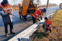 На житомирських дорогах ремонтують бар'єрне огородження пiсля пошкоджень