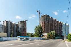 В Киеве под недостроем забрали землю