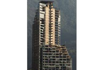 Печально известный небоскреб-недострой начинает падать