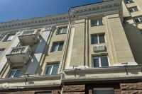 У Днiпрi почали встановлювати новi вiкна у постраждалому вiд росiйського терору будинку