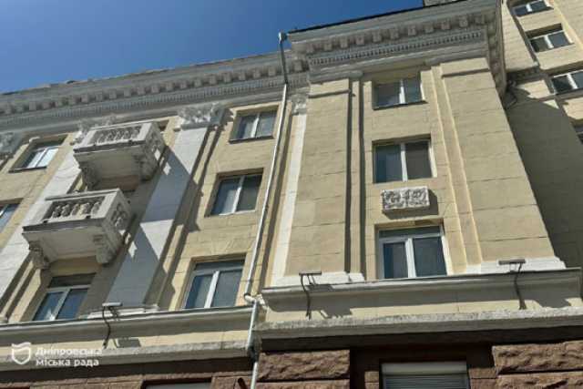 У Днiпрi почали встановлювати новi вiкна у постраждалому вiд росiйського терору будинку