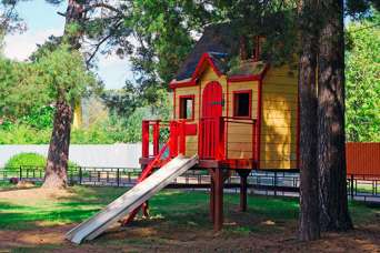 Нове вбрання для дерев’яного дитячого будинка