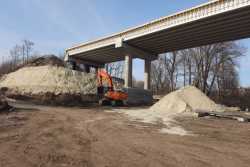 На Харкiвщинi вiдновлюють зруйнований мiст