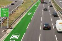 Строится дорога, заряжающая электромобили во время движения