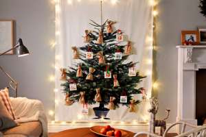 15 лучших настенных новогодних елок. Фото