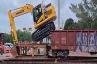 Курьезы: как экскаватор Komatsu влез на железнодорожный вагон. Видео