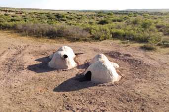 Для художника на ранчо построили большой дом из папье-маше