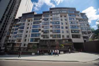 В Києвi вiдновили два будинка, пошкоджених росiйськими обстрiлами торiк