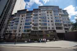 В Києвi вiдновили два будинка, пошкоджених росiйськими обстрiлами торiк