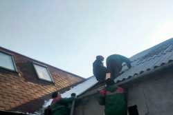 У Запорiжжi комунальники ремонтують пошкодженi покрiвлi