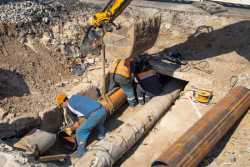 У Києвi пiд однiєю iз найзавантаженiших автомагiстралей замiнили труби без ускладнення трафiку