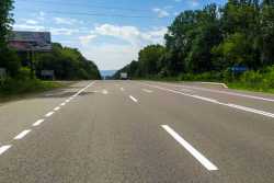 На однiй з ключових транспортних артерiй Чернiвецької областi оновлюють маркування