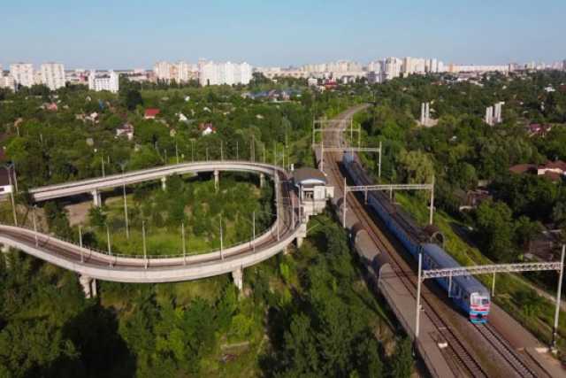 Бiля залiзницi у Києвi цiлий мiсяць будуватимуть проїзд