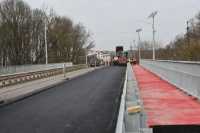 На шляхопроводi бiля Тернополя асфальтують другу частину
