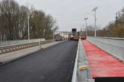 На шляхопроводi бiля Тернополя асфальтують другу частину