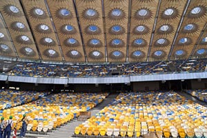 Поле "Олимпийского" обнесут решетками