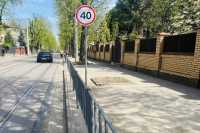 У Львовi пiшохiдне огородження пофарбують у сiрий колiр