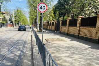 У Львовi пiшохiдне огородження пофарбують у сiрий колiр