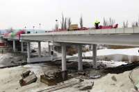 Восстановленный после боевиков мост опять нужно ремонтировать