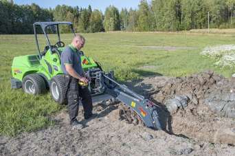 Появился мини-экскаватор с дистанционным управлением. Фото и видео
