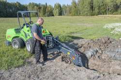 Появился мини-экскаватор с дистанционным управлением. Фото и видео