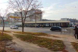 Прокуратуре не удается снести магазин на остановке