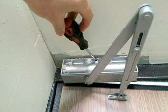 Как установить и отрегулировать дверной доводчик своими руками