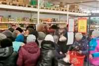 В Хабаровске выдают сахар в обмен на украинские флаги