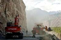 Через горную систему, вторую по высоте после Гималаев, построили скоростную автотрассу. Видео