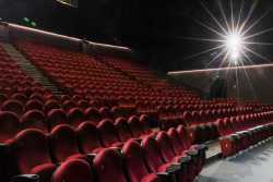 В России закроется минимум половина кинозалов