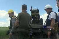 Электрики чинят провода в касках и бронежилетах