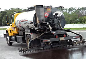 Работая ночами, «Киевавтодор» отремонтировал 7 тыс. кв. м Верхнего Вала