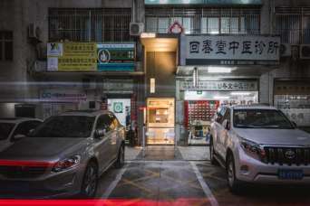 Кафе запихнули в пространство уже парковки