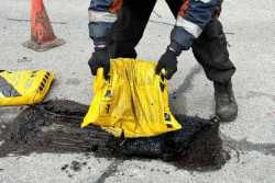 Ямковiсть на мiських автошляхах Днiпра усувають за європейською технологiєю