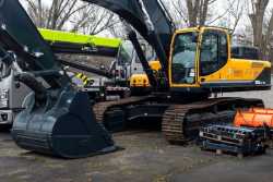 Днiпро отримав сучасний екскаватор та навантажувач